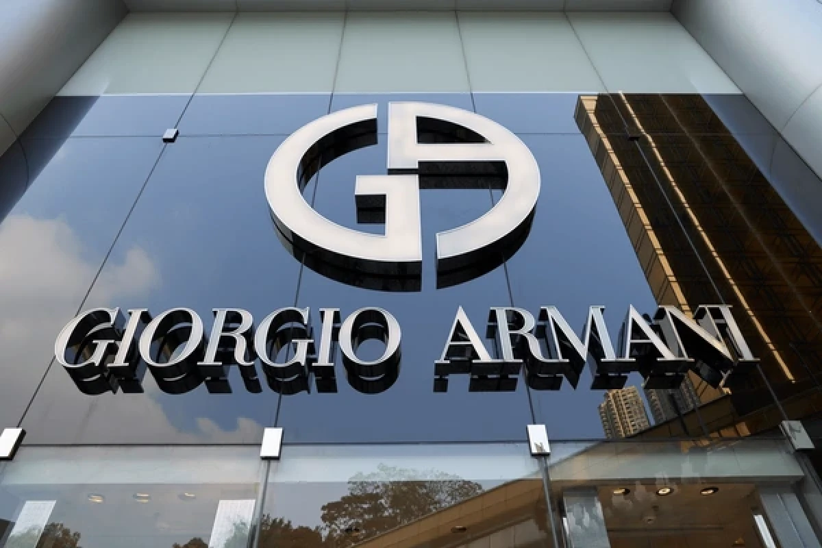 Ο Giorgio Armani θεωρείται ένας από τους πιο επιδραστικούς σχεδιαστές της Ιταλίας, έχοντας οικοδομήσει έναν οίκο μόδας πολυτελείας