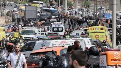 Πέντε άνθρωποι έχασαν τη ζωή τους και δεκάδες άλλοι τραυματίστηκαν σε μια αιφνιδιαστική επίθεση με πυροβόλο όπλο σε στάση λεωφορείου