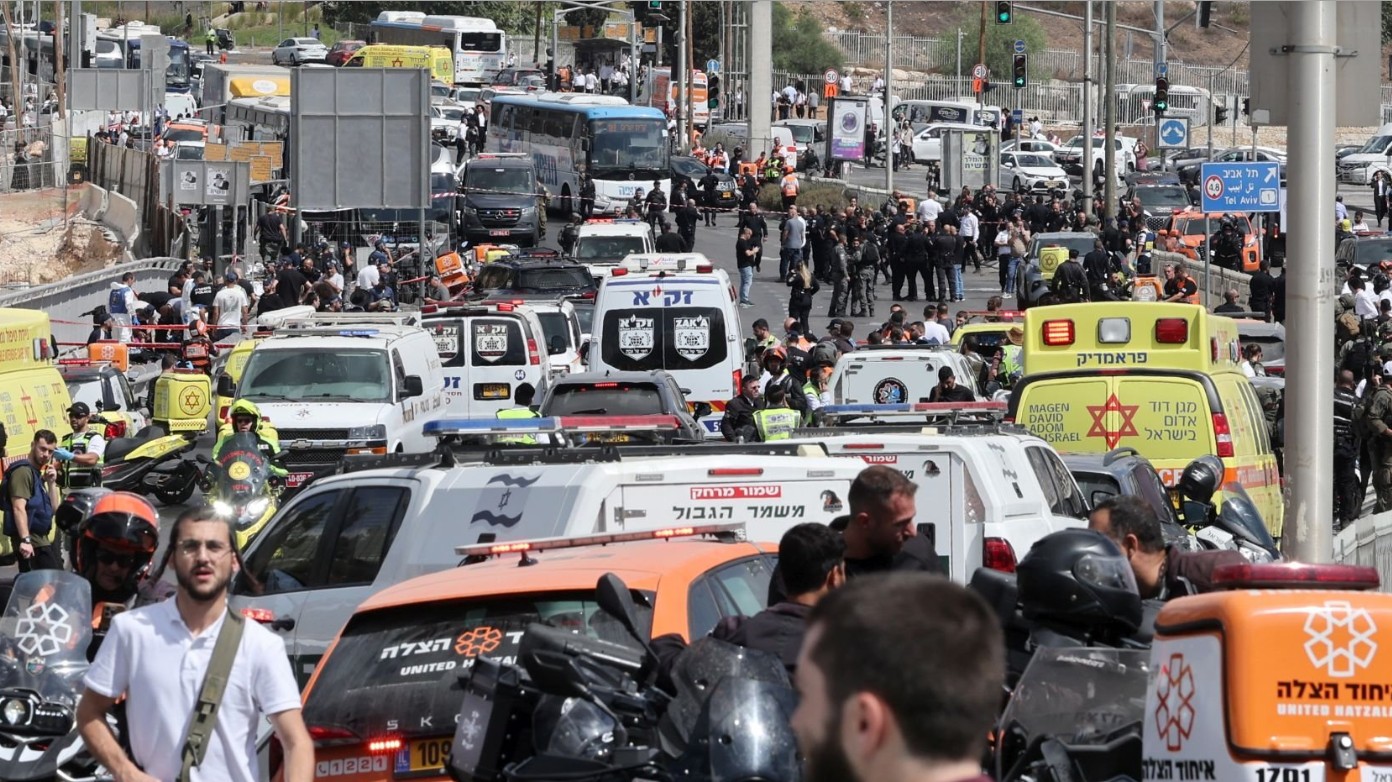 Πέντε άνθρωποι έχασαν τη ζωή τους και δεκάδες άλλοι τραυματίστηκαν σε μια αιφνιδιαστική επίθεση με πυροβόλο όπλο σε στάση λεωφορείου