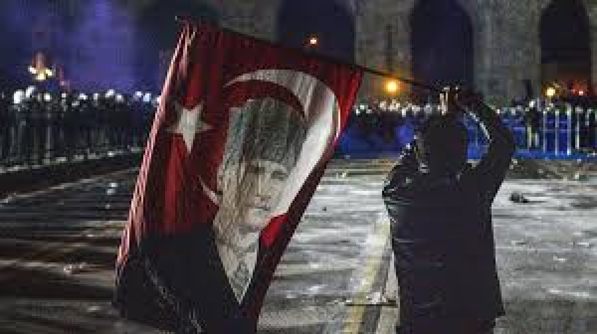 Η Τουρκία βρίσκεται σε πρωτοφανή πολιτική αναταραχή, καθώς ο Πρόεδρος Ρετζέπ Ταγίπ Ερντογάν κλιμακώνει την εκστρατεία του