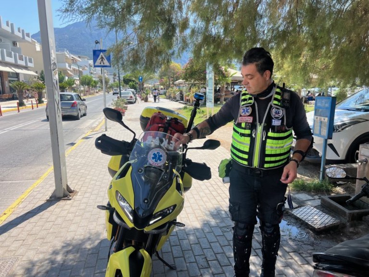 Την δική του μάχη για να κρατηθεί στην ζώη, δίνει ο διασώστης δικυκλιστής του ΕΚΑΒ Δημήτρης Μητρόπουλος που έπεσε θύμα τροχαίου