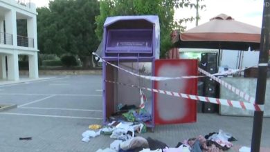 Σοκαριστικό περιστατικό στη Γλυφάδα. Άνδρας 40 ετών εντοπίστηκε νεκρός μέσα σε κάδο ανακύκλωσης ρούχων. Έρευνες της Αστυνομίας για τα αίτια.