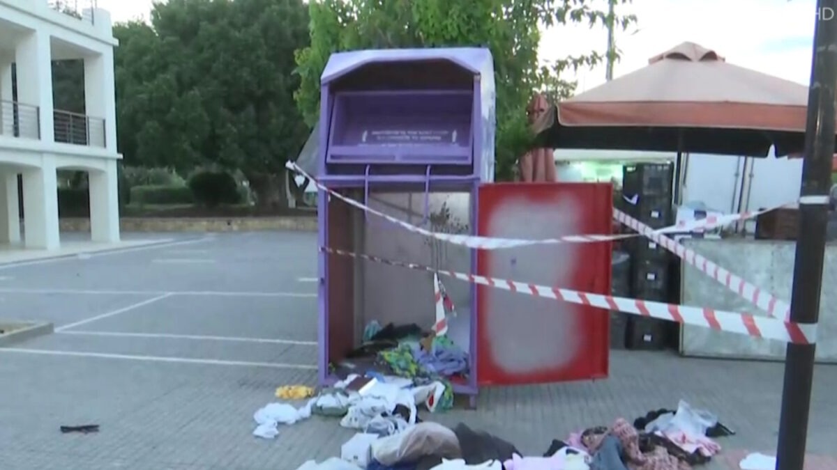 Σοκαριστικό περιστατικό στη Γλυφάδα. Άνδρας 40 ετών εντοπίστηκε νεκρός μέσα σε κάδο ανακύκλωσης ρούχων. Έρευνες της Αστυνομίας για τα αίτια.