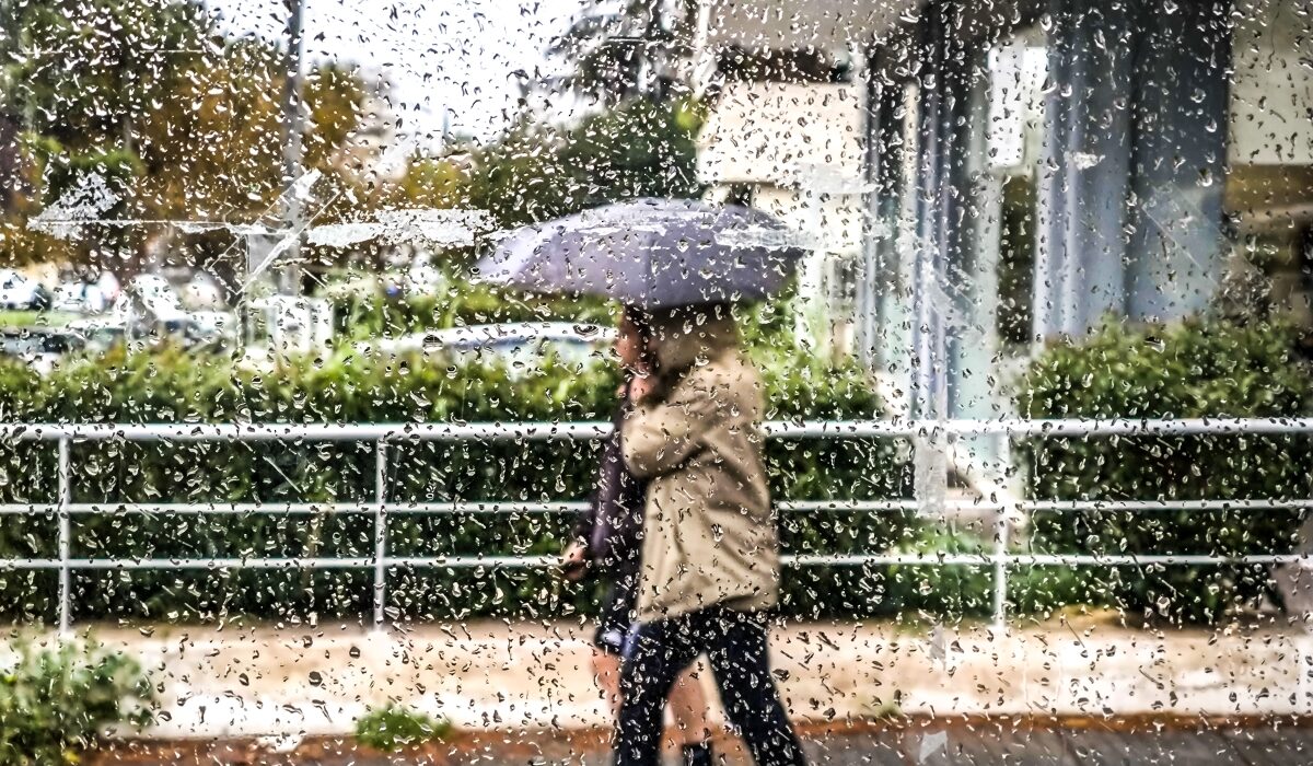 Προ των πυλών η κακοκαιρία που θα πλήξει την Ελλάδα με ισχυρές βροχές, ανέμους και πτώση της θερμοκρασίας.