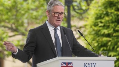 Ο Κιρ Στάρμερ επιχειρεί να στείλει μήνυμα «επανεκκίνησης» εν μέσω κυβερνητικής αστάθειας και οικονομικών προκλήσεων.