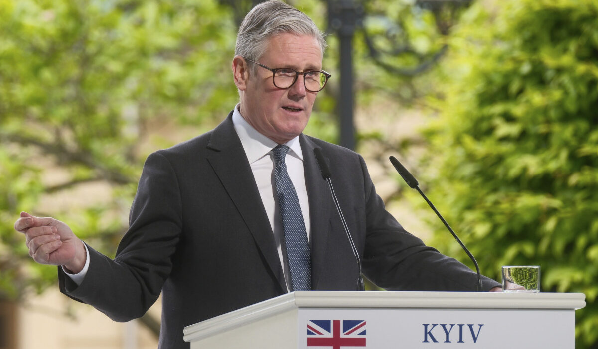 Ο Κιρ Στάρμερ επιχειρεί να στείλει μήνυμα «επανεκκίνησης» εν μέσω κυβερνητικής αστάθειας και οικονομικών προκλήσεων.