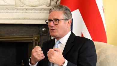 Ο πρωθυπουργός Κιρ Στάρμερ, που μέχρι πρόσφατα φαινόταν ασταμάτητος και έχοντας τον έλεγχο της κυβέρνησης, βλέπει τώρα