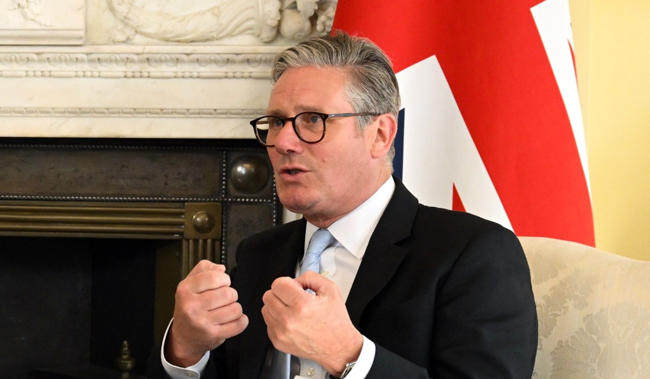 Ο πρωθυπουργός Κιρ Στάρμερ, που μέχρι πρόσφατα φαινόταν ασταμάτητος και έχοντας τον έλεγχο της κυβέρνησης, βλέπει τώρα