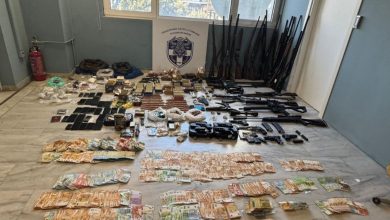 Στα Χανιά, οι αρχές εντόπισαν μετρητά που ξεπερνούν τις 100.000€, μαζί με πολεμικό οπλισμό και μεγάλες ποσότητες ναρκωτικών, στο πλαίσιο
