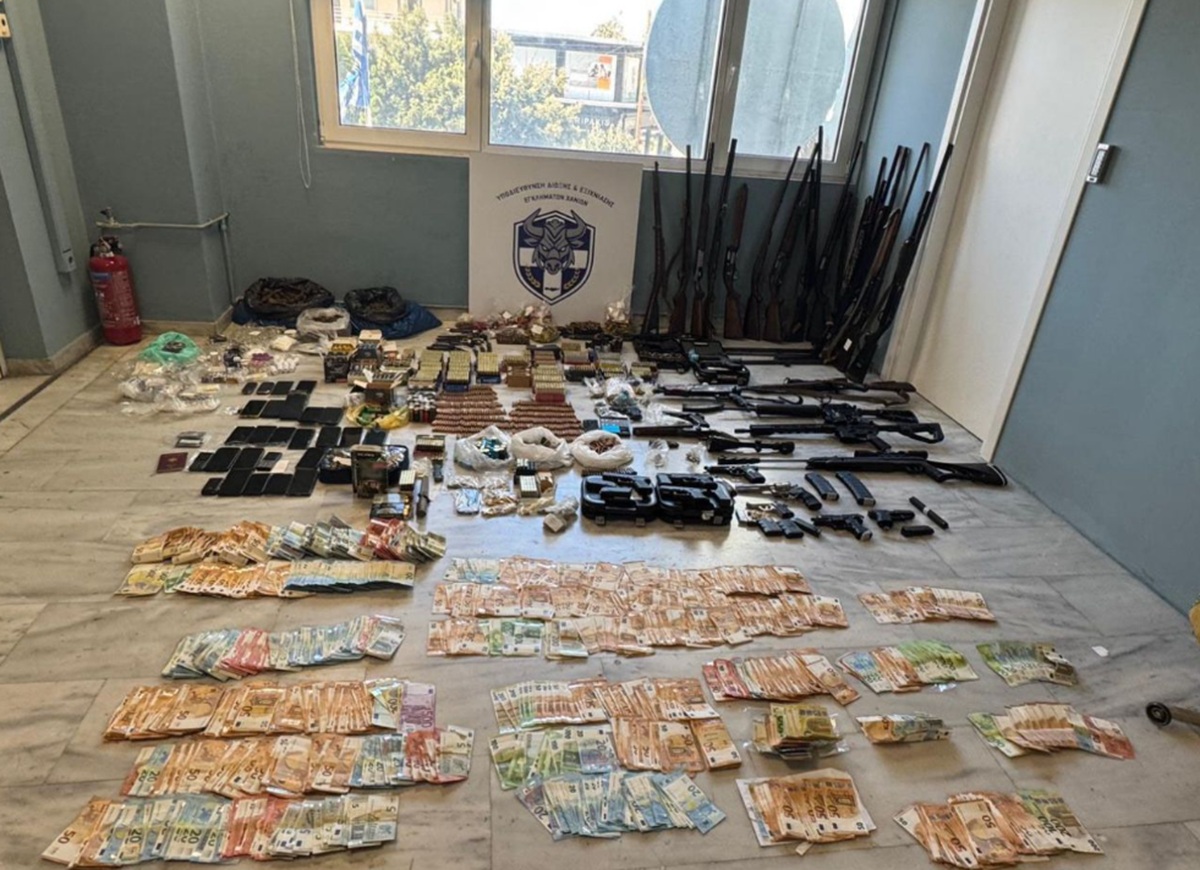 Στα Χανιά, οι αρχές εντόπισαν μετρητά που ξεπερνούν τις 100.000€, μαζί με πολεμικό οπλισμό και μεγάλες ποσότητες ναρκωτικών, στο πλαίσιο