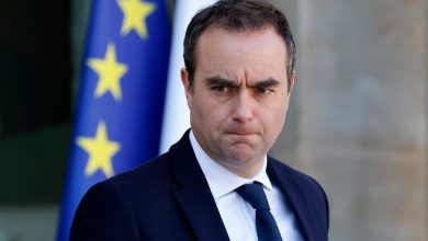 Με επιφύλαξη και έντονο προβληματισμό υποδέχτηκαν τα γαλλικά μέσα ενημέρωσης την απόφαση του προέδρου Εμανουέλ Μακρόν να ορίσει