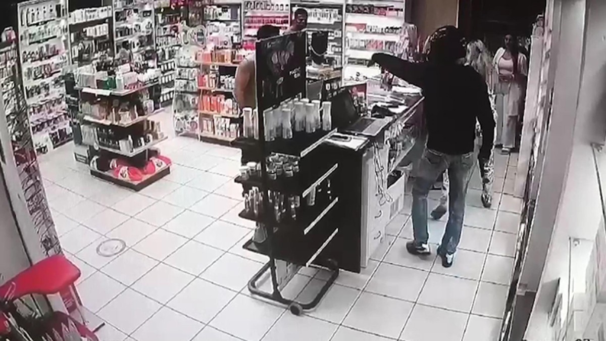 Θρασύτατη ληστεία έγινε το πρωί της Πέμπτης 11 Σεπτεμβρίου 2025 στο σούπερ μάρκετ Σκλαβενίτης στην Νέα Κηφισιά επί της λεωφόρου Τατοίου.