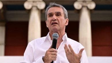 Στην πρώτη του συνέντευξη μετά την επίσημη προσχώρηση του στη Νέα Δημοκρατία, ο Ανδρέας Λοβέρδος φρόντισε να ντύσει την επιλογή του