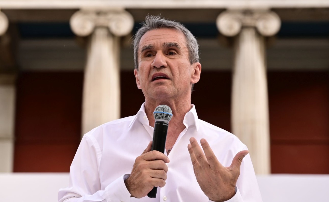 Στην πρώτη του συνέντευξη μετά την επίσημη προσχώρηση του στη Νέα Δημοκρατία, ο Ανδρέας Λοβέρδος φρόντισε να ντύσει την επιλογή του