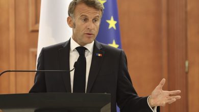 Η Γαλλία φαίνεται να αντιμετωπίζει την πιο σοβαρή πολιτική κρίση των τελευταίων δεκαετιών, συγκρίσιμη μόνο με τα γεγονότα του Μαΐου