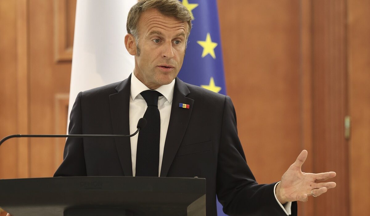 Η Γαλλία φαίνεται να αντιμετωπίζει την πιο σοβαρή πολιτική κρίση των τελευταίων δεκαετιών, συγκρίσιμη μόνο με τα γεγονότα του Μαΐου