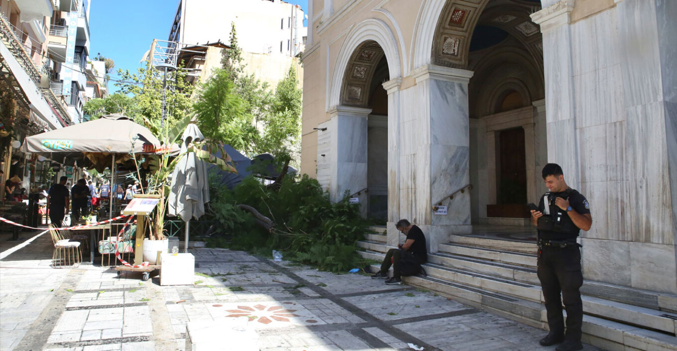 Σοκ προκλήθηκε στο κέντρο της Αθήνας το μεσημέρι του Σαββάτου, όταν ένα δέντρο κατέρρευσε στην πλατεία της Αγίας Ειρήνης, προκαλώντας
