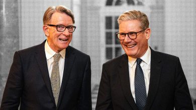 Η αιφνιδιαστική απομάκρυνση του λόρδου Πίτερ Μάντελσον από τη θέση του Βρετανού πρεσβευτή στις Ηνωμένες Πολιτείες προκάλεσε ισχυρό