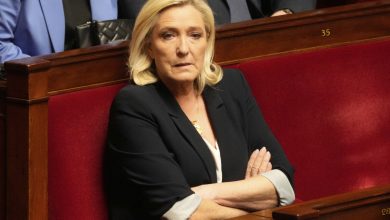 Η Μαρίν Λεπέν εμφανίζεται έτοιμη να δώσει μάχη σε δύο μέτωπα – εκλογικό και δικαστικό – εάν ο Εμανουέλ Μακρόν καταφύγει στη λύση