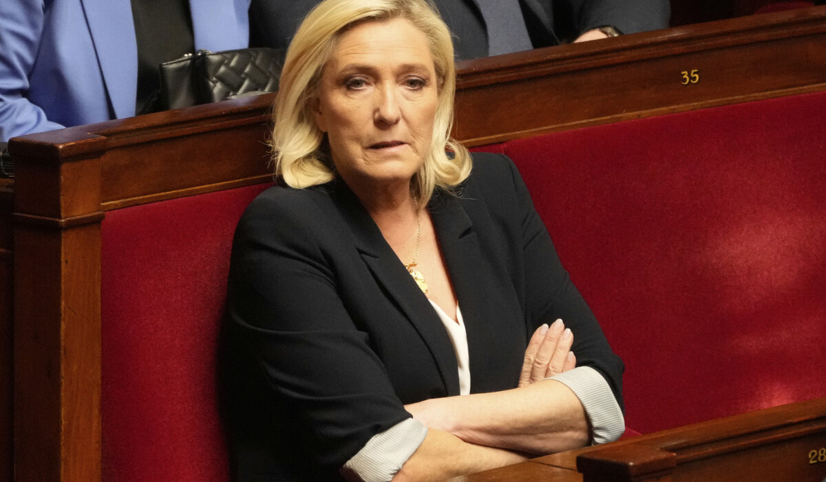 Η Μαρίν Λεπέν εμφανίζεται έτοιμη να δώσει μάχη σε δύο μέτωπα – εκλογικό και δικαστικό – εάν ο Εμανουέλ Μακρόν καταφύγει στη λύση