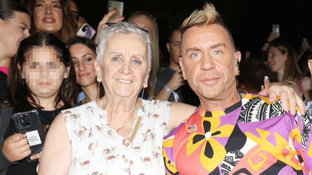 Η δραματική οικογενειακή διαμάχη του Γιώργου Μαζωνάκη κορυφώνεται με μήνυση προς τη μητέρα του ενώ εκείνη νοσηλεύεται σε σοβαρή