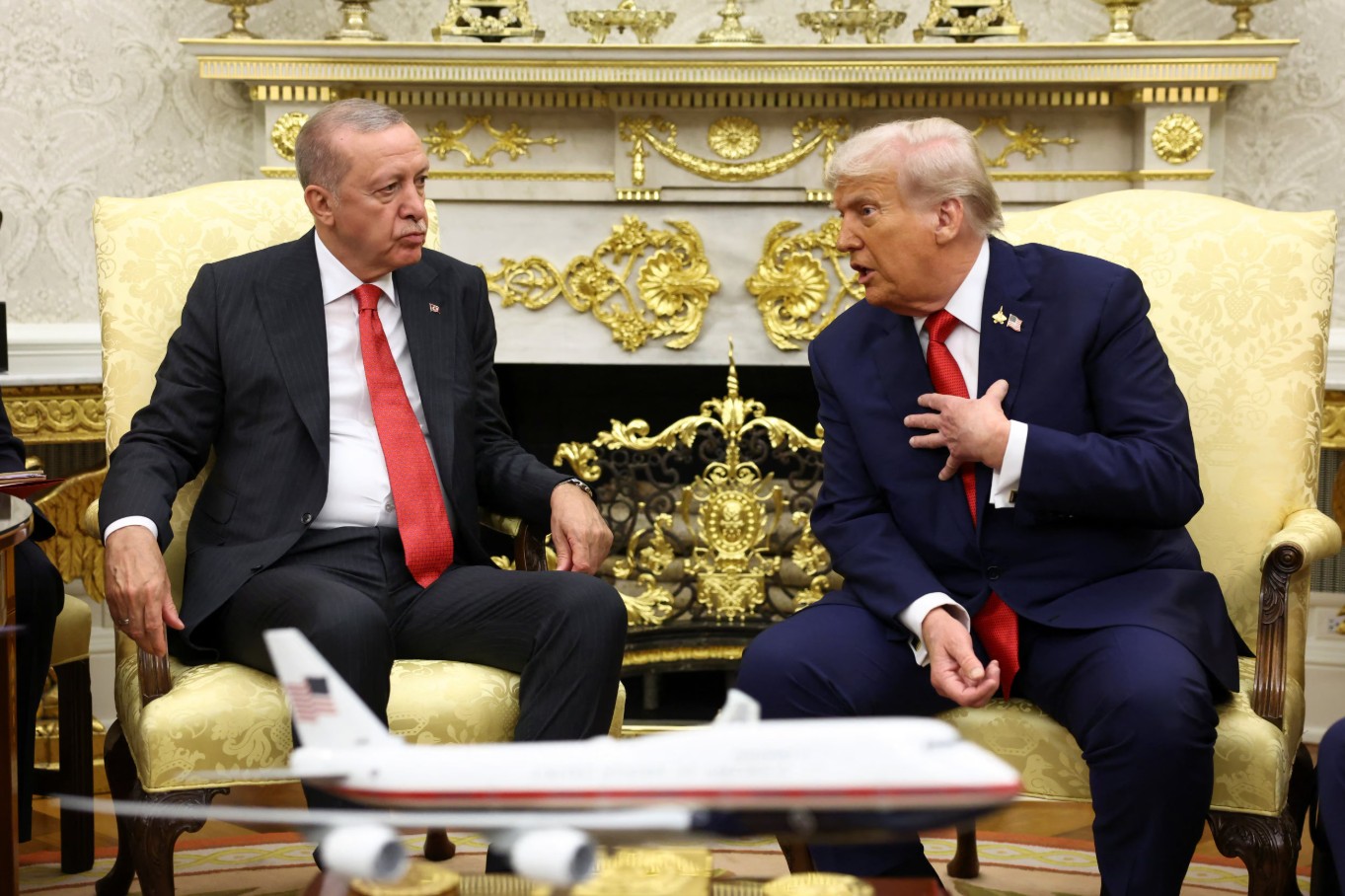 Έναν έμπιστο και ιδιαίτερα πεπειραμένο...«μπάτλερ» θύμισε ο Αμερικανός Πρόεδρος Τραμπ με μια κίνηση αβρότητας στα όρια της... «δουλικότητας»