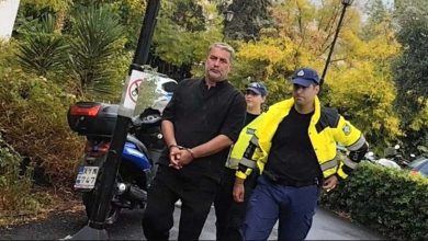 Στην Ευελπίδων, προκειμένου να δικαστεί στο Αυτόφωρο για το ατύχημα που προκάλεσε στη Φιλοθέη, έφτασε ο Βασίλης Μπισμπίκης λίγο μετά