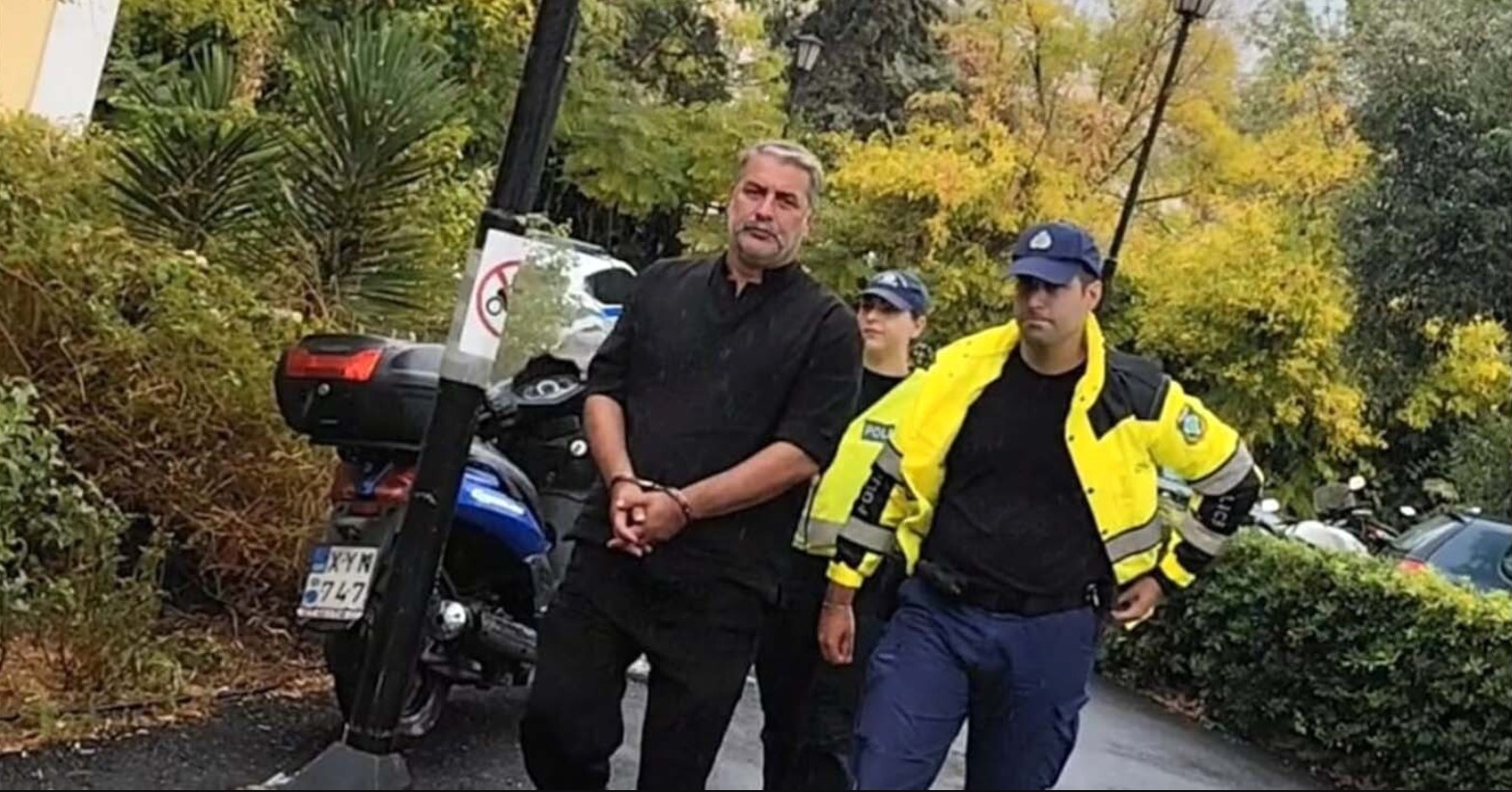 Στην Ευελπίδων, προκειμένου να δικαστεί στο Αυτόφωρο για το ατύχημα που προκάλεσε στη Φιλοθέη, έφτασε ο Βασίλης Μπισμπίκης λίγο μετά