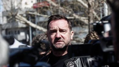 Ο Νίκος Πλακιάς, πατέρας των δίδυμων κοριτσιών που χάθηκαν στη φονική σιδηροδρομική τραγωδία στα Τέμπη, εξέφρασε δημόσια την οργή