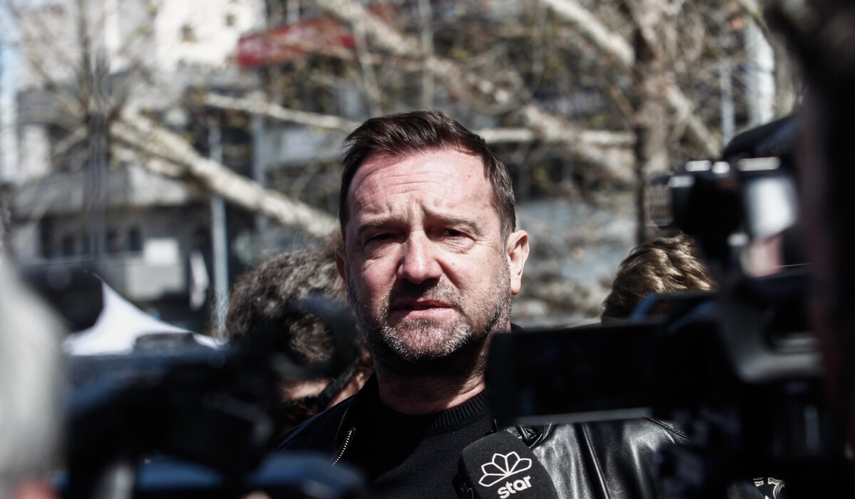 Ο Νίκος Πλακιάς, πατέρας των δίδυμων κοριτσιών που χάθηκαν στη φονική σιδηροδρομική τραγωδία στα Τέμπη, εξέφρασε δημόσια την οργή