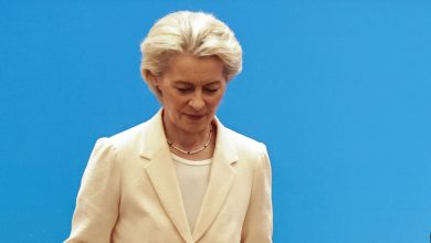 Η Ούρσουλα φον ντερ Λάιεν φαίνεται πως βρίσκεται υπό το μικροσκόπιο του Politico, το οποίο αμφισβητεί τους ισχυρισμούς της σχετικά