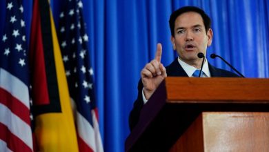 Η κυβέρνηση των ΗΠΑ αποφάσισε να θέσει τέρμα στις εκδόσεις νέων θεωρήσεων βίζας και στις ανανεώσεις τους, ενώ παράλληλα προχωρά