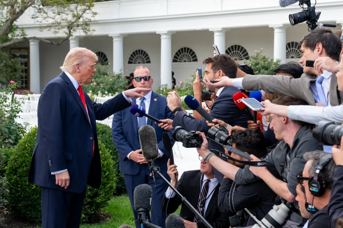 Σε ερωτήσεις σχετικά με τις ρωσικές παραβιάσεις, ο Πρόεδρος των ΗΠΑ, Ντόναλντ Τραμπ, περιορίστηκε σε μια αόριστη υπόσχεση, αποφεύγοντας