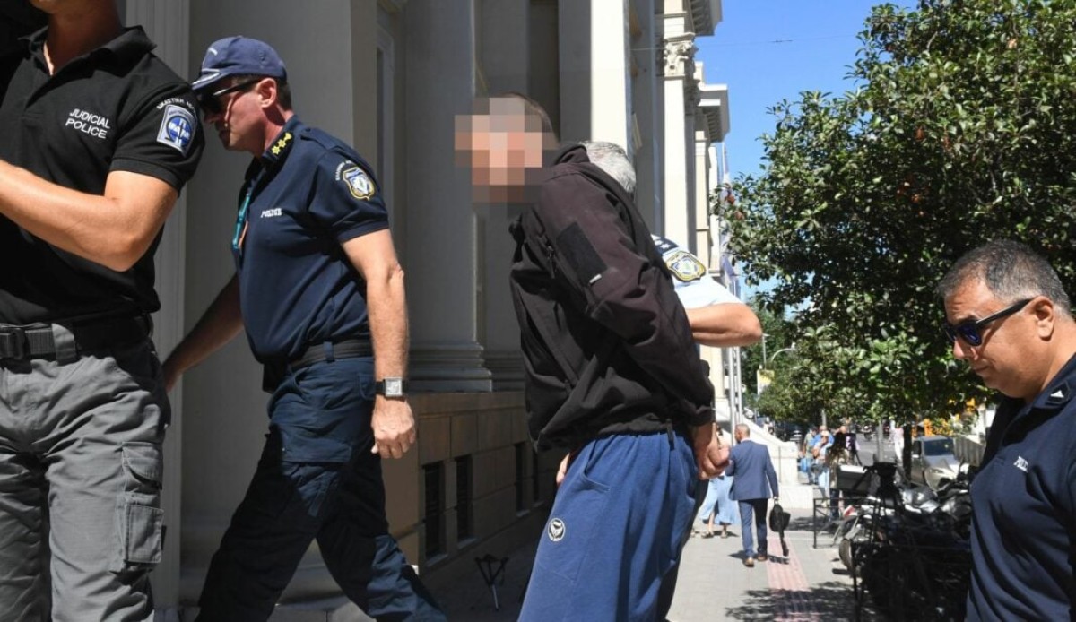 Προθεσμία για να απολογηθεί έλαβε ο 45χρονος οδηγός μηχανής, ο οποίος το βράδυ της περασμένης Παρασκευής παρέσυρε στην Ακτή Δυμαίων