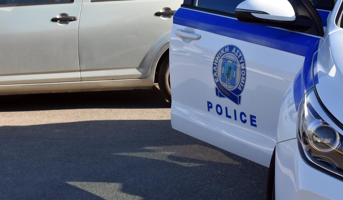 Μια 87χρονη γυναίκα στην Κηφισιά βίωσε στιγμές τρόμου όταν δύο άγνωστοι εισέβαλαν αιφνιδιαστικά στο σπίτι της, στο ισόγειο