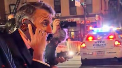 Ακόμα και οι Πρόεδροι μπορεί να κολλήσουν στην κινήση. Κι όμως, ο Εμανουέλ Μακρόν έπεσε πάνω στην αυτοκινητοπομπή του Ντόναλντ Τραμπ και δεν μπόρεσε να περάσει τον δρόμο.