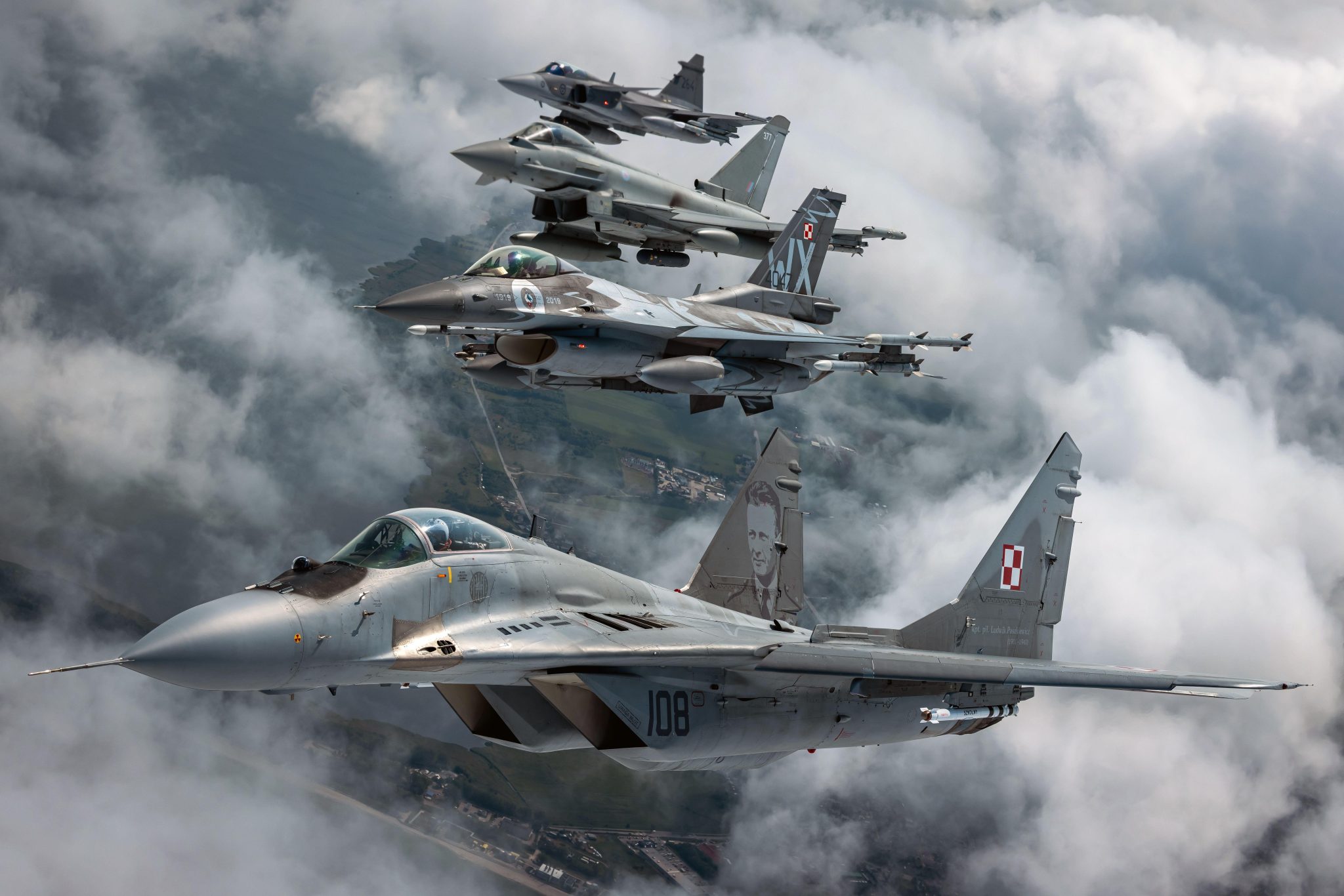 Η ανακοίνωση έγινε από το Γενικό Επιτελείο των Πολωνικών Ενόπλων Δυνάμεων μέσω των κοινωνικών δικτύων. Πολωνία: «Τους λούζει