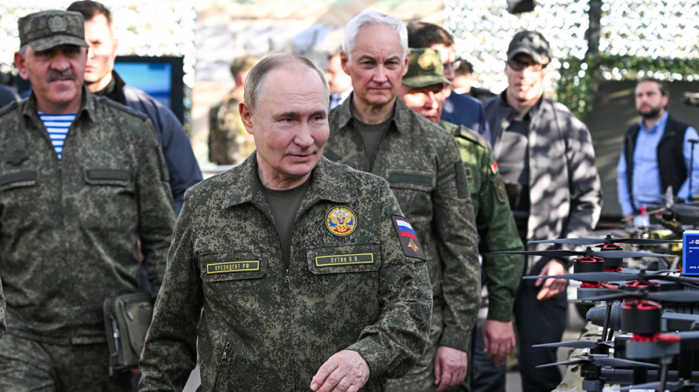 Γάλλοι στρατιωτικοί αναλυτές μιλώντας στην εφημερίδα Le Monde, «χαρτογραφούν» τις κινήσεις της Ρωσίας και προσπαθούν