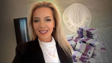 Η Πόπη Σεμερτζίδου, γνωστή ως η «γαλάζια» αγρότισσα με τη Φερράρι που μέχρι πρότινος επιδείκνυε την πολυτελή ζωή της στα social media