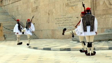 Ένταση σημειώθηκε το απόγευμα του Σαββάτου στην καρδιά της Αθήνας, στην Πλατεία Συντάγματος, μπροστά από το Μνημείο του Αγνώστου