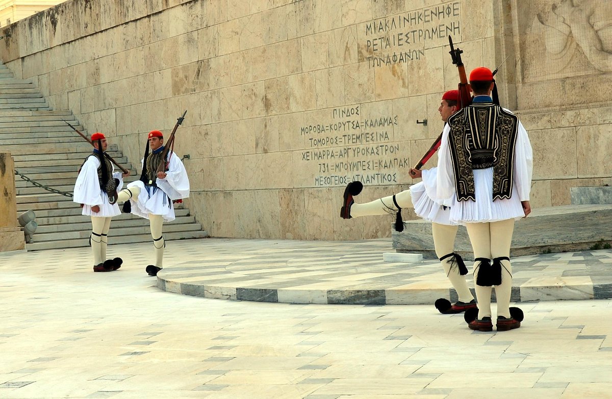 Ένταση σημειώθηκε το απόγευμα του Σαββάτου στην καρδιά της Αθήνας, στην Πλατεία Συντάγματος, μπροστά από το Μνημείο του Αγνώστου