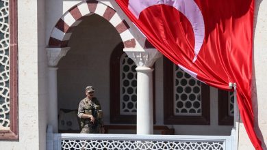 Σάλος στην Τουρκία! Ρώσοι τουρίστες στην Κωνσταντινούπολη κινδυνεύουν με φυλάκιση επειδή φιλήθηκαν μέσα σε τζαμί.