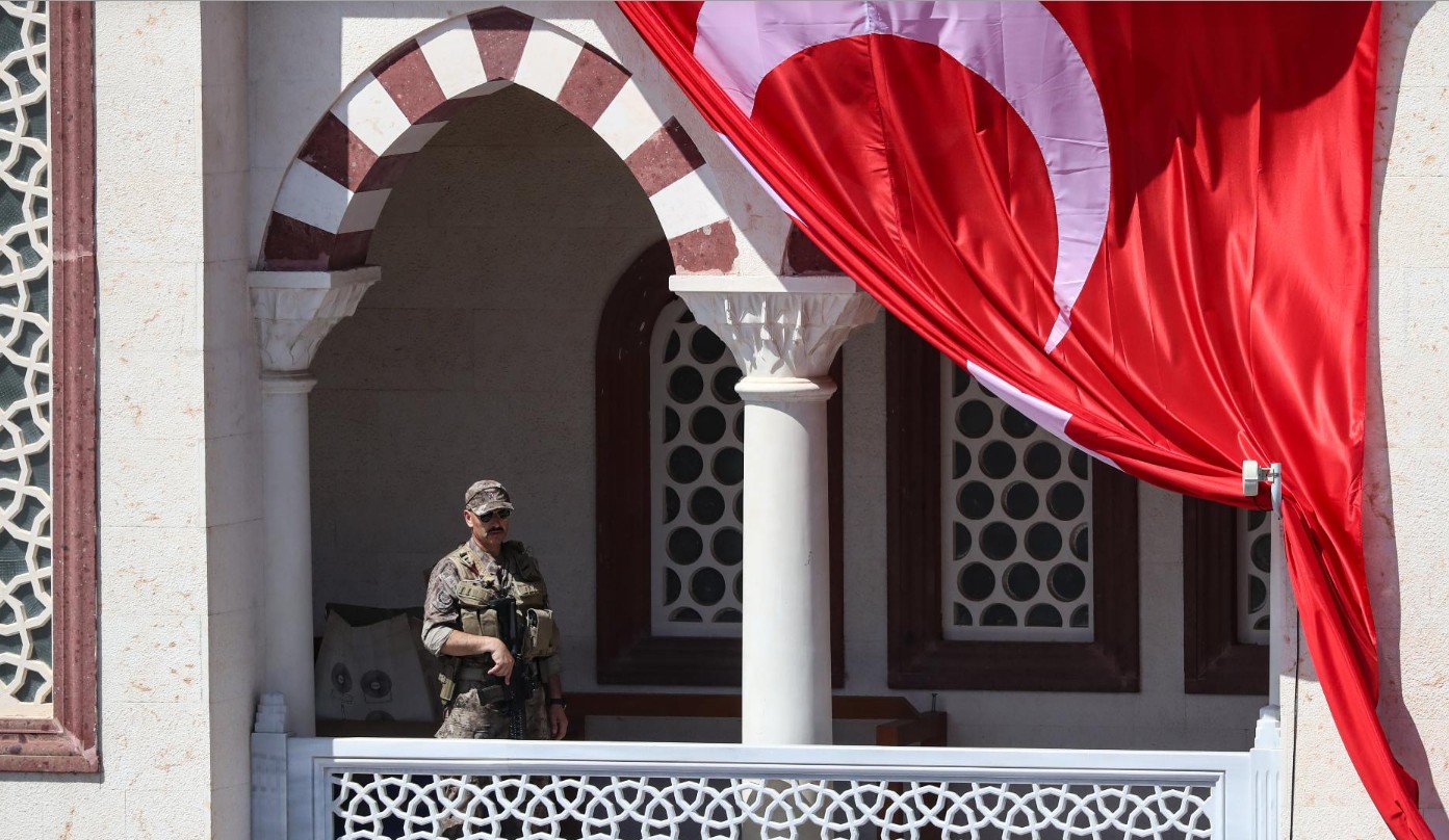 Σάλος στην Τουρκία! Ρώσοι τουρίστες στην Κωνσταντινούπολη κινδυνεύουν με φυλάκιση επειδή φιλήθηκαν μέσα σε τζαμί.