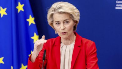 Η Ευρωπαϊκή Επιτροπή ανακοίνωσε την Παρασκευή ένα νέο, εκτεταμένο πακέτο κυρώσεων κατά της Ρωσίας, σηματοδοτώντας μια ακόμα