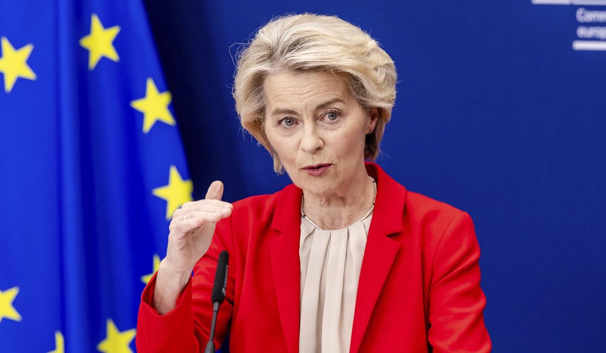 Η Ευρωπαϊκή Επιτροπή ανακοίνωσε την Παρασκευή ένα νέο, εκτεταμένο πακέτο κυρώσεων κατά της Ρωσίας, σηματοδοτώντας μια ακόμα