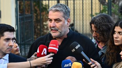 Εμφανώς εκνευρισμένος και ειρωνικός προς τους δημοσιογράφους εμφανίστηκε έξω από τα δικαστήρια της Ευελπίδων ο ηθοποιός Βασίλης