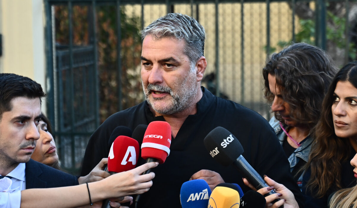 Εμφανώς εκνευρισμένος και ειρωνικός προς τους δημοσιογράφους εμφανίστηκε έξω από τα δικαστήρια της Ευελπίδων ο ηθοποιός Βασίλης