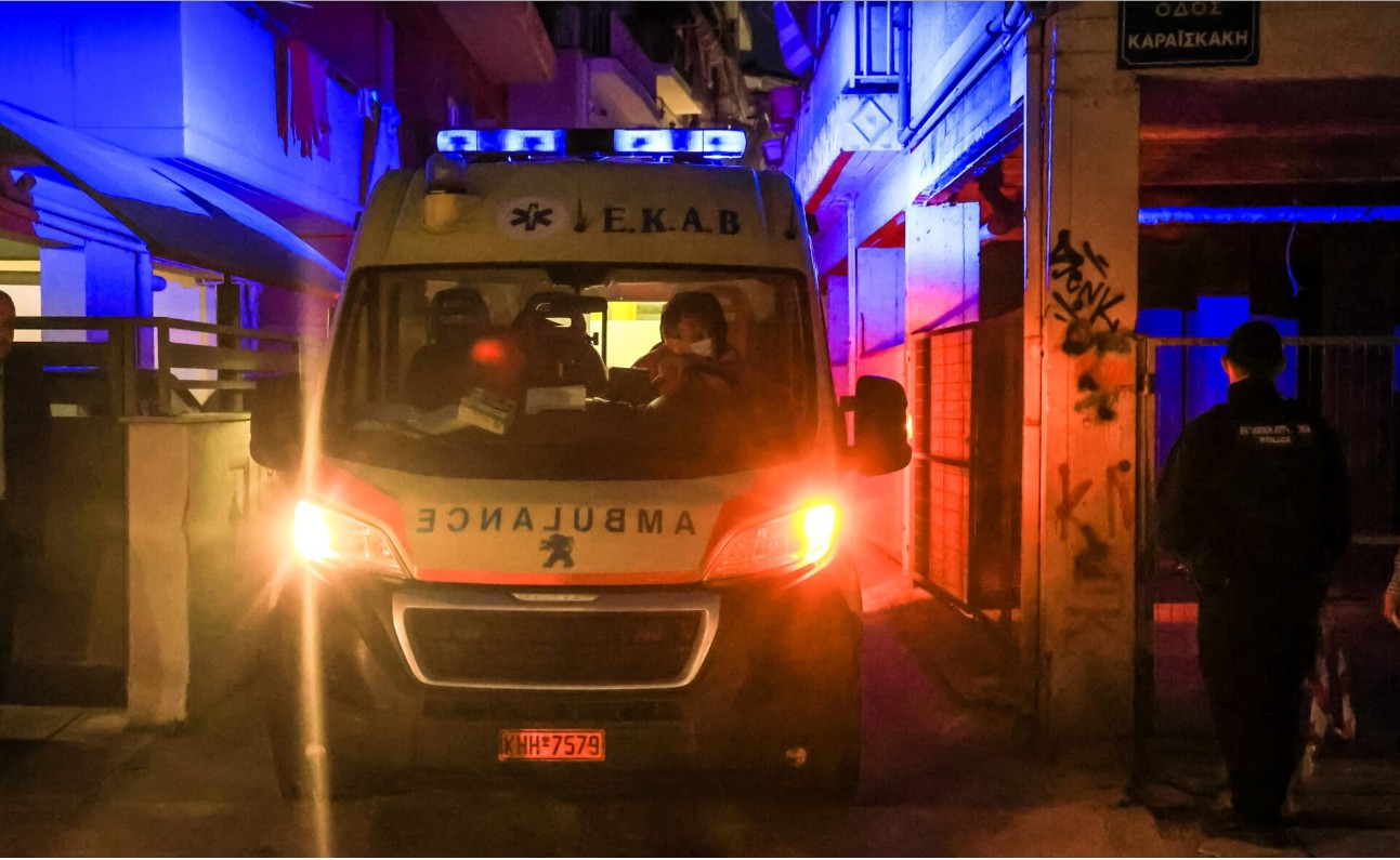 Μια ανείπωτη τραγωδία συγκλόνισε τον Βόλο τα ξημερώματα της Κυριακής, όταν μια 48χρονη μητέρα τριών παιδιών βρήκε τραγικό