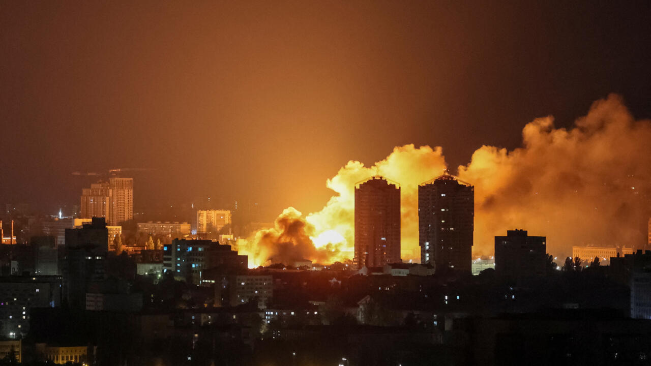 Η Ρωσία εξαπέλυσε την ισχυρότερη αεροπορική επιδρομή από την έναρξη του πολέμου, σηματοδοτώντας μια νέα, επικίνδυνη φάση στη σύγκρουση.