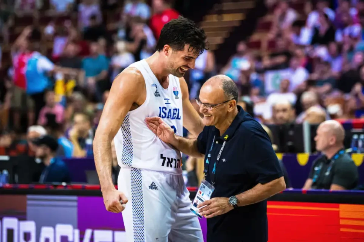 Λίγες ώρες πριν από τον κρίσιμο αγώνα των «16» του Eurobasket στη Ρίγα, ο προπονητής της εθνικής Ισραήλ, Αριέλ Μπέιτ Χαλάμι, βρέθηκε